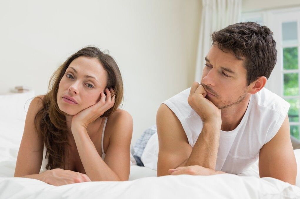 Sepasang suami isteri muda sedang memikirkan sama ada boleh membesarkan zakar dengan pam vakum