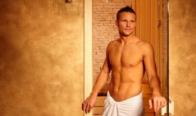 lelaki di dalam bilik mandi sebelum pembesaran zakar