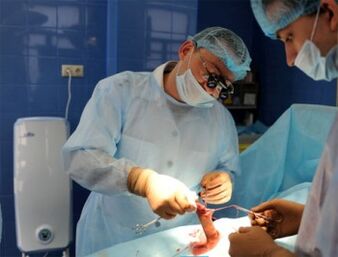 Pembedahan pembesaran zakar yang dilakukan oleh pakar bedah