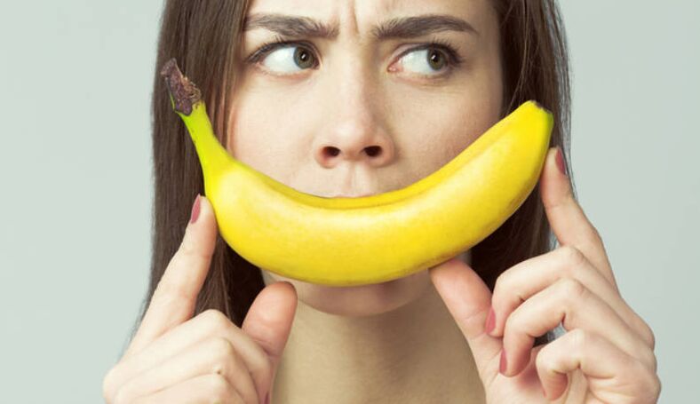 gadis dengan pisang meniru pembesaran zakar dengan urutan